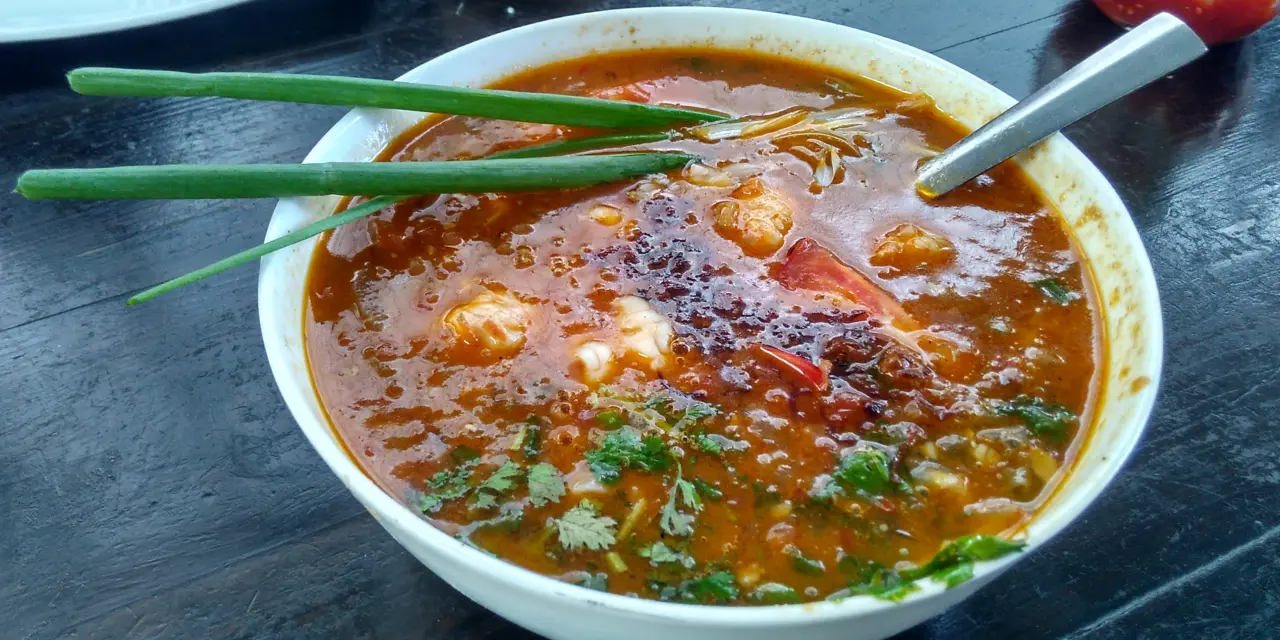 Tô bún với nước dùng cua và rau ăn kèm
