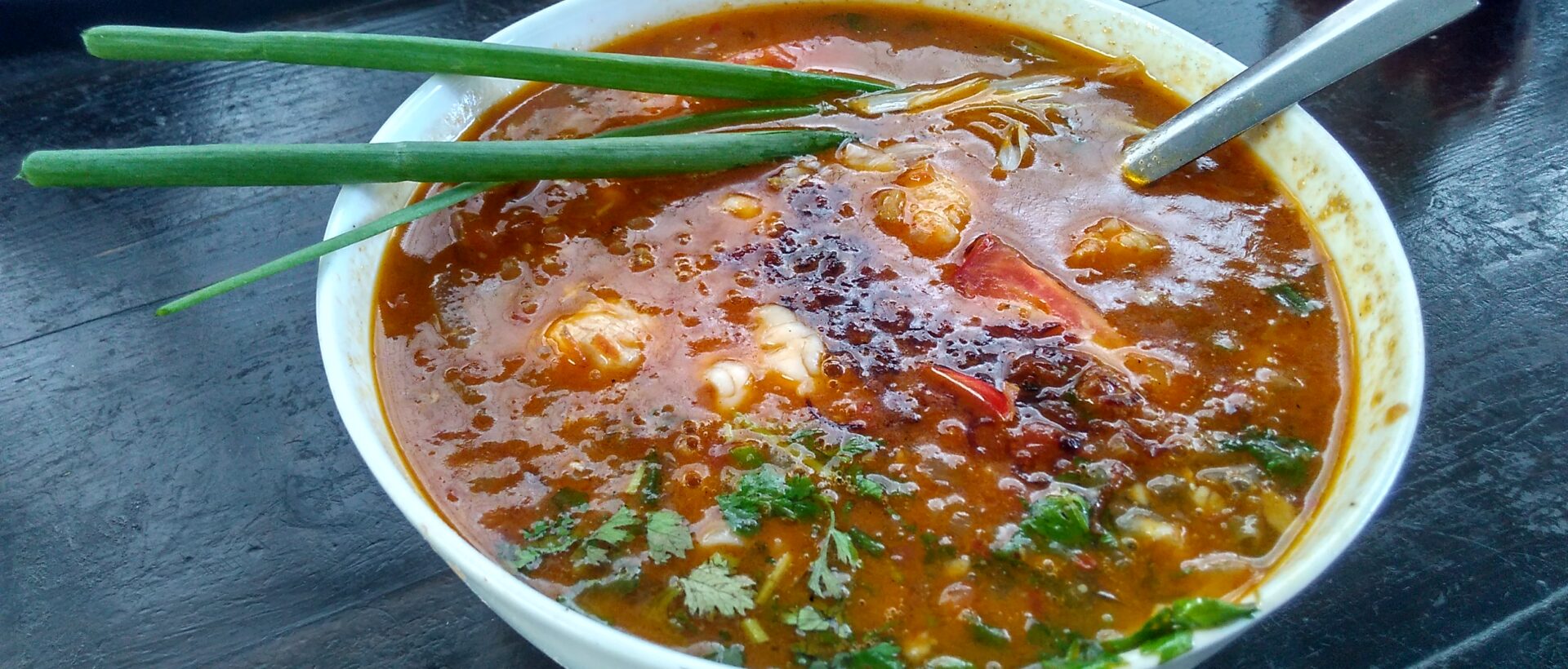 Tô bún với nước dùng cua và rau ăn kèm