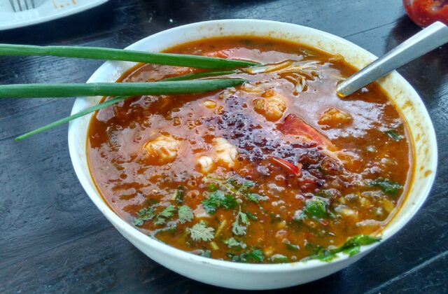 Tô bún với nước dùng cua và rau ăn kèm