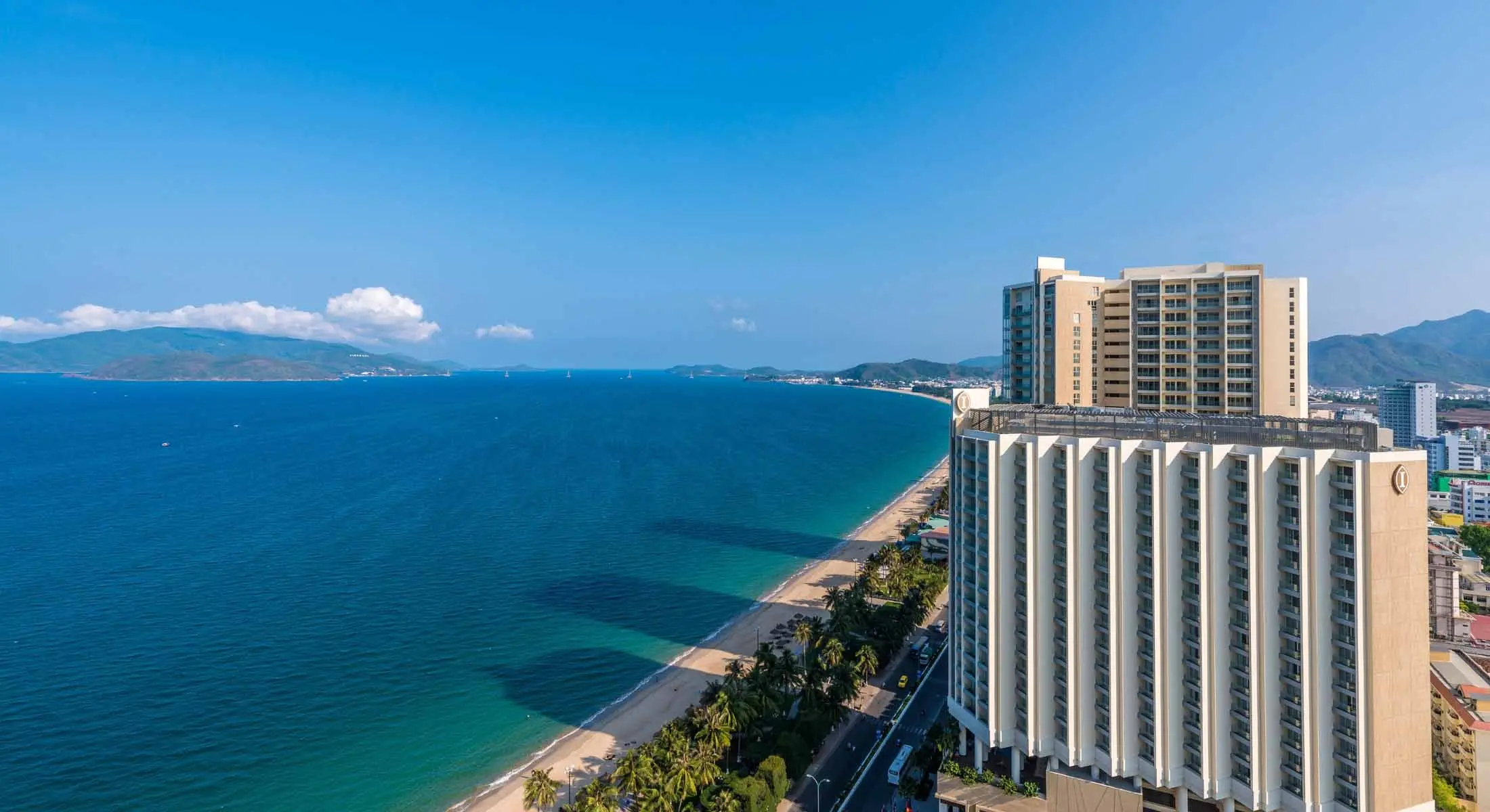 Bãi biển dài chạy dọc thành phố Nha Trang, hàng khách sạn cao tầng sát bờ biển