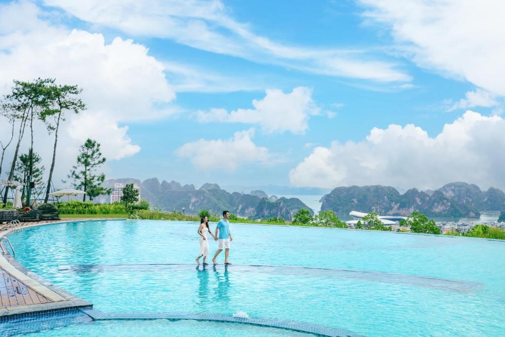 Khám Phá Hạ Long: Cẩm Nang Du Lịch Cho Nhóm Bạn Trọn Vẹn Trải Nghiệm