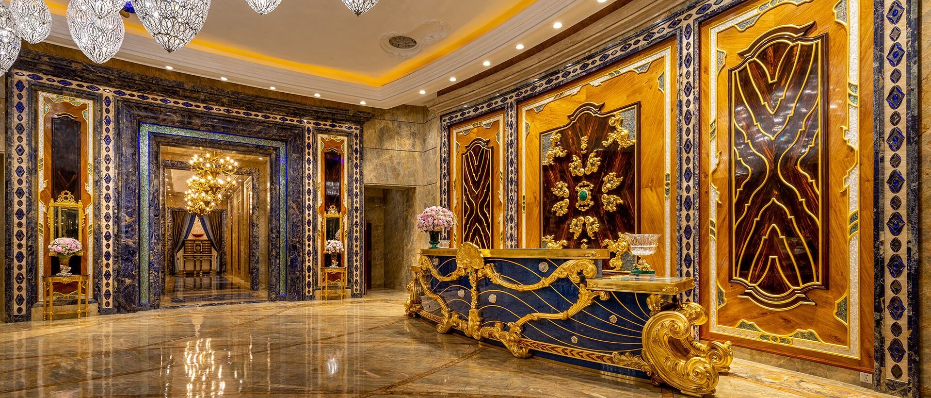 Khám Phá Không Gian Nghỉ Dưỡng Sang Trọng Với Kiến Trúc Dát Vàng Tại Việt Nam