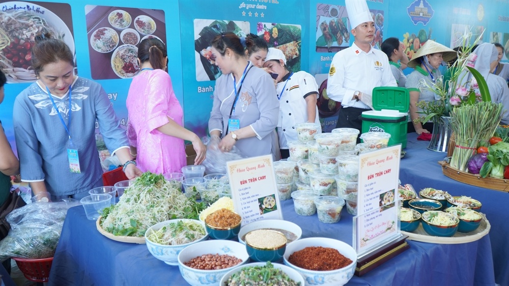 Khám Phá Lễ Hội Ẩm Thực Chay Huế Bên Dòng Sông Hương
