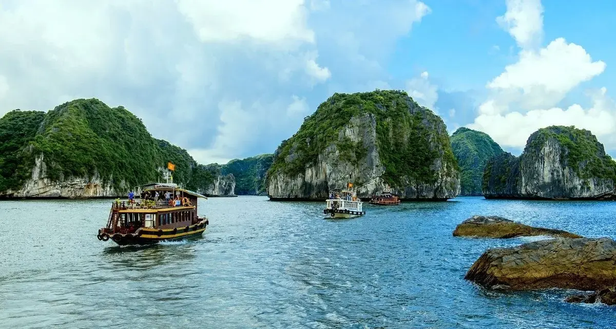 Khám phá vịnh Lan Hạ: Thiên đường biển xanh và núi đá yên bình