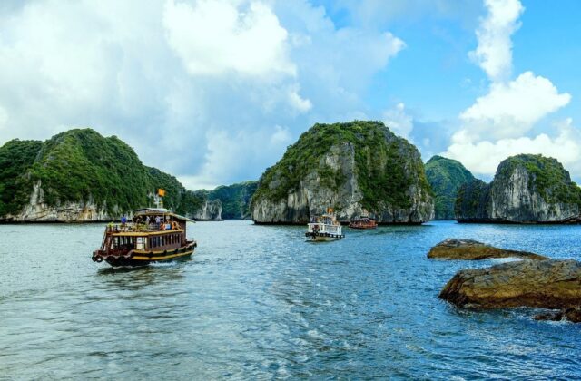 Khám phá vịnh Lan Hạ: Thiên đường biển xanh và núi đá yên bình