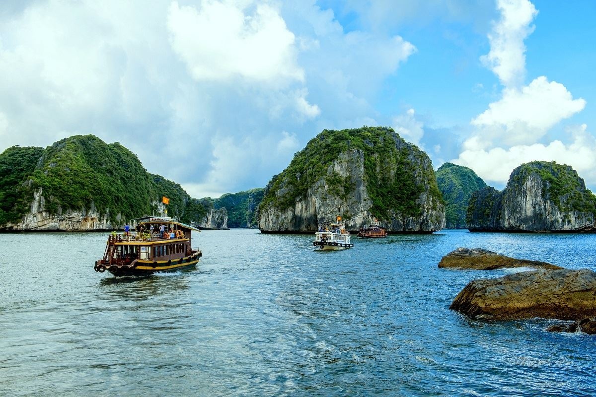 Khám phá vịnh Lan Hạ: Thiên đường biển xanh và núi đá yên bình
