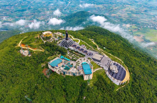 Trải Nghiệm Hoàng Hôn Trên Đỉnh Núi Bà Đen – Cẩm Nang Du Lịch Đặc Sắc